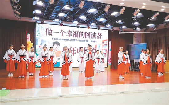 圭峰學子齊聲朗誦《少年中國說》。