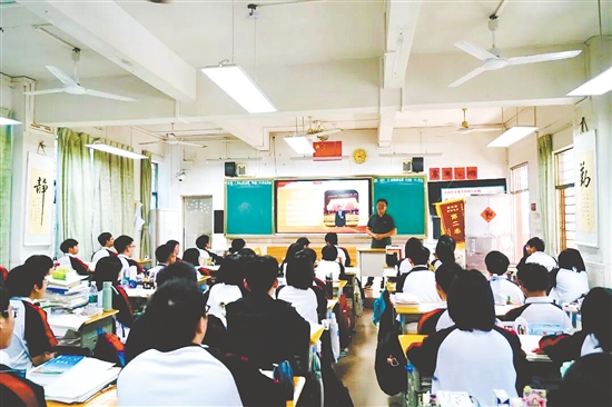 全國人大代表、臺山市勞動模范陳奭榮受邀走進(jìn)校園，向高中學(xué)子宣講全國兩會精神。