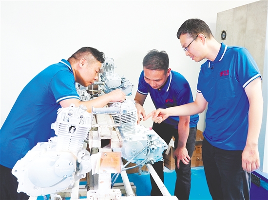 江門本和集團研發(fā)團隊在探討產(chǎn)品材料研發(fā)。