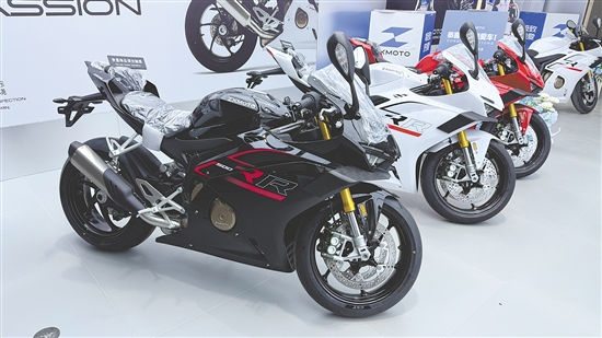 張雪機車江門代理點展出的機車很吸睛。