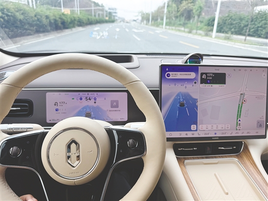 市民在市區(qū)豐樂路使用鴻蒙智行L2級智能輔助駕駛。