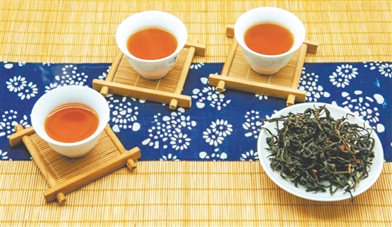 鶴山紅茶清香甘醇。