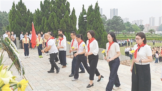 沙坪街道第七小學(xué)組織師生徒步至鶴山市烈士陵園，把思政課堂從校園延伸至紅色教育基地。