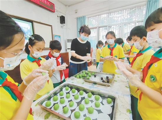 大家親手揉出翠綠軟糯的面團，細心地將豆沙、芝麻等香甜的餡料輕輕包裹，再慢慢搓成圓潤的團子。