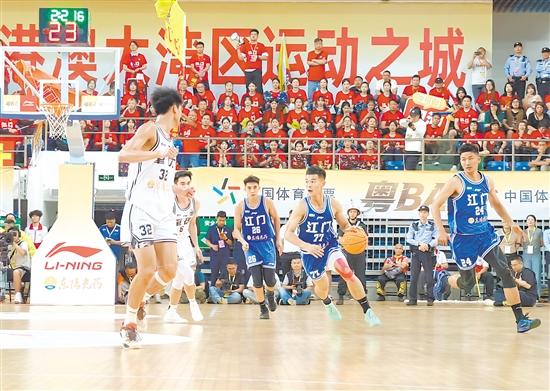 江門隊球員持球突進，與肇慶隊球員攻防交錯。