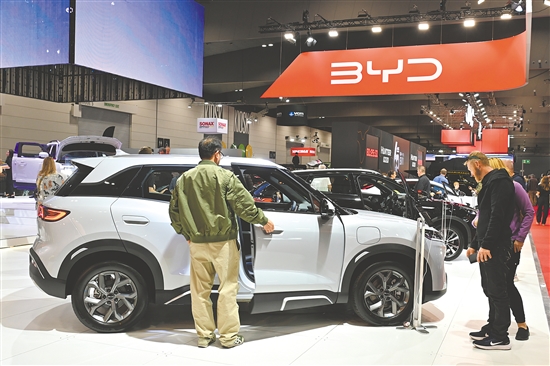 4月10日，人們參觀澳大利亞墨爾本車展上的比亞迪汽車展臺。新華社發(fā)