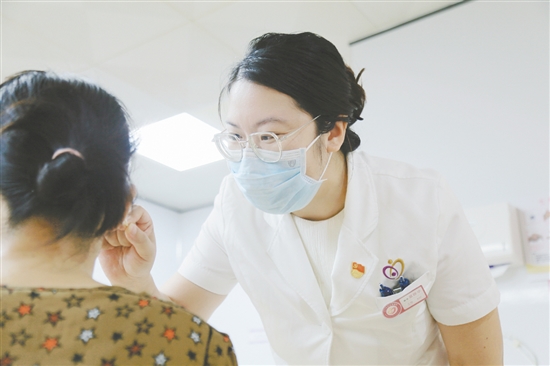 醫(yī)生為濕氣重患者進行治療。