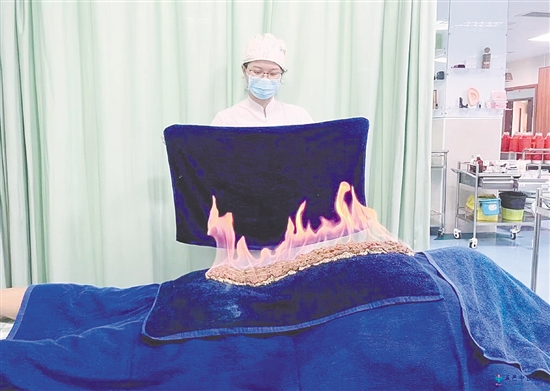 醫(yī)護(hù)人員為患者進(jìn)行火龍灸溫補(bǔ)腎陽(yáng)。