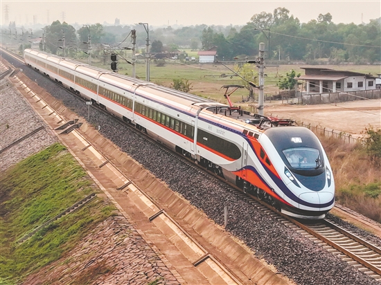 4月13日，一列從中國昆明始發(fā)的中老鐵路國際旅客列車抵達老撾萬象（無人機照片）。新華社發(fā)