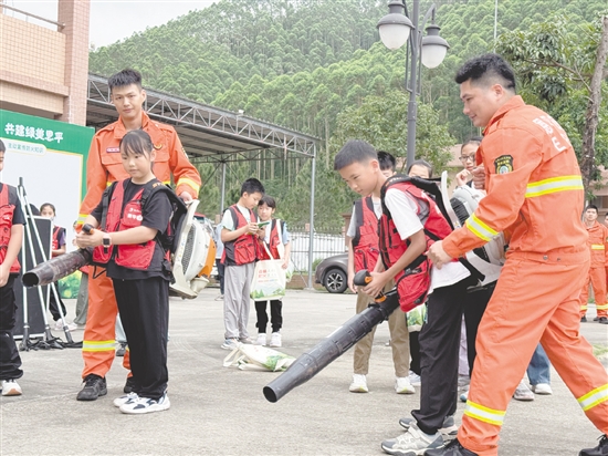 小記者體驗(yàn)使用背負(fù)式風(fēng)力滅火機(jī)。
