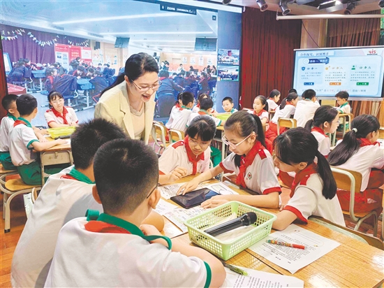 江門(mén)市新會(huì)圭峰小學(xué)的課堂上，學(xué)生在老師指導(dǎo)下學(xué)習(xí)用AI識(shí)別網(wǎng)絡(luò)詐騙、信息泄露等“網(wǎng)絡(luò)黑手”的作案手法。