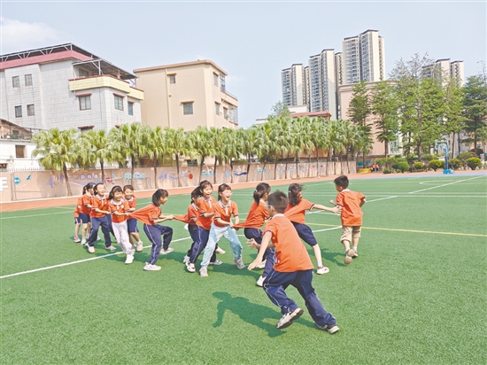 課間多了5分鐘，校園里的歡聲笑語也多了。