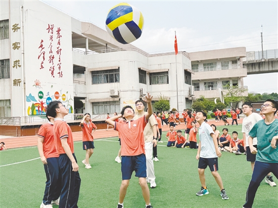 學生們的課間快樂時刻。