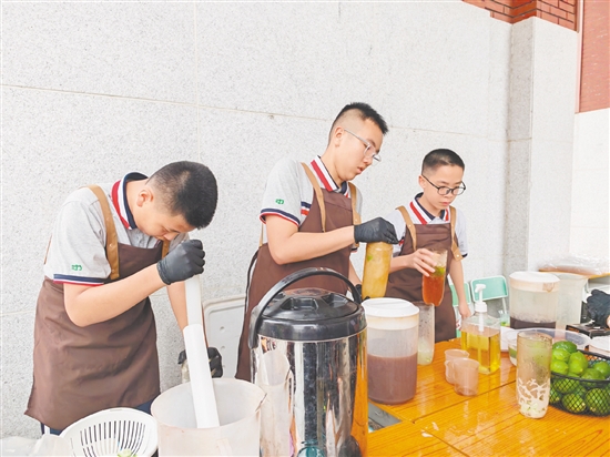 制作“暴打檸檬茶”，學(xué)生主理人努力“工作”中。