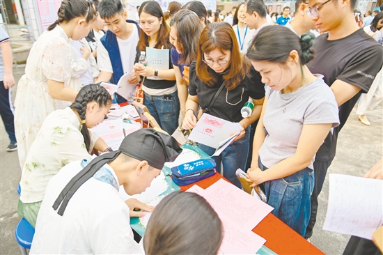 學(xué)生現(xiàn)場(chǎng)展示書法。