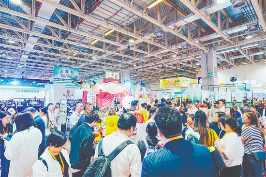 在第十四屆澳門旅博會(huì)上，眾多游客在了解僑鄉(xiāng)文旅。
