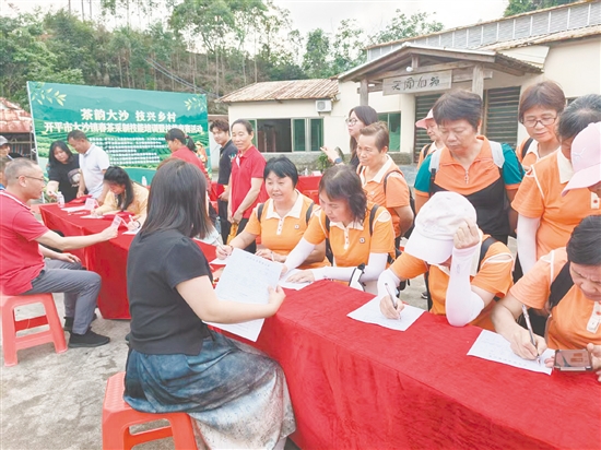 活動現(xiàn)場舉行茶企就業(yè)對接會，吸引不少群眾參與。