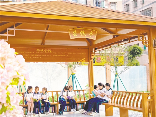 學生們在蕓帙亭下閱讀。