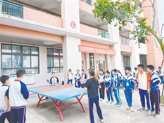 小小銀球在球臺(tái)間飛旋躍動(dòng)，點(diǎn)燃了整個(gè)校園的運(yùn)動(dòng)熱情。