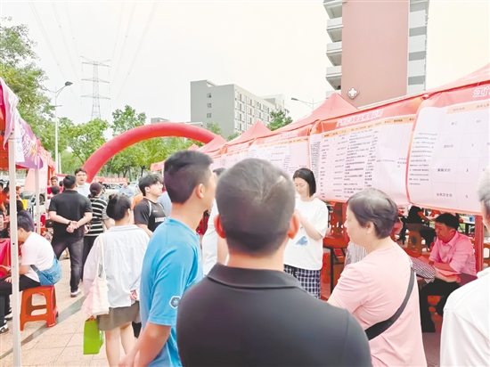 活動吸引眾多求職者前來應聘。