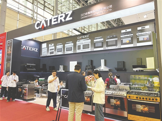 江海企業(yè)在本屆廣交會(huì)中的參展規(guī)模再創(chuàng)新高。圖為江門市凱特斯電器有限公司展位。