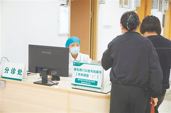 在普外科候診區(qū)，甲狀腺結(jié)節(jié)患者排隊(duì)看診。