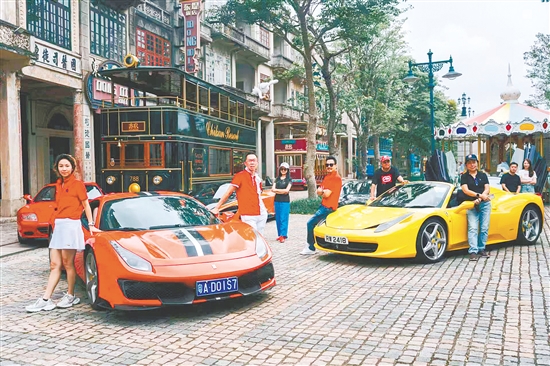 車手們在赤坎華僑古鎮(zhèn)感受百年古埠魅力，領(lǐng)略世遺風(fēng)采。