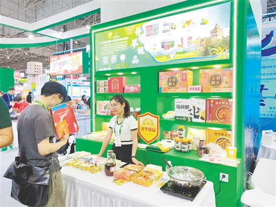 工作人員向客商介紹產(chǎn)品的原料來(lái)源、制作工藝及食用方法。
