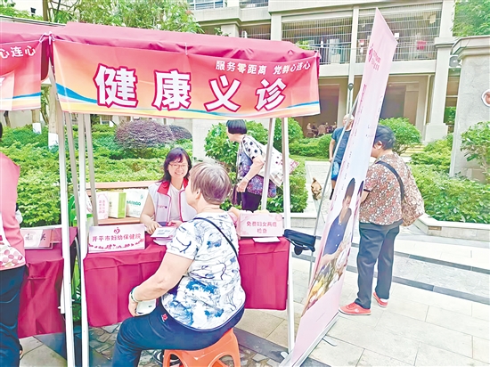 義診區(qū)為群眾提供健康咨詢、慢性病調理指導等服務。