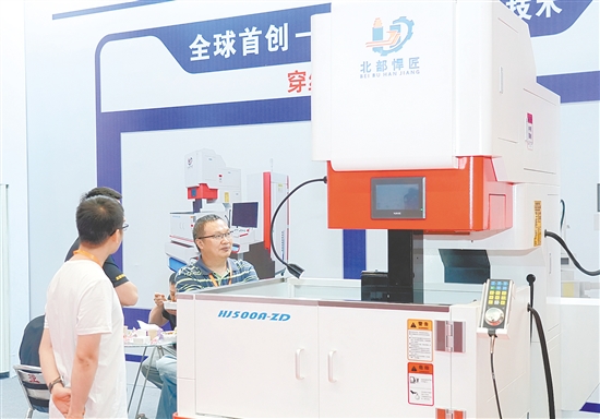 北部悍匠的自動(dòng)穿絲中走絲機(jī)床吸引了不少技術(shù)愛(ài)好者前來(lái)觀摩。