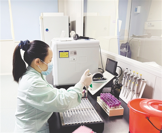 檢驗(yàn)師正在進(jìn)行基因篩查檢測。