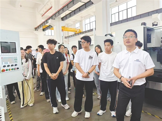 研學團隊走進恩平重點企業(yè)參觀生產(chǎn)車間、技術研發(fā)中心等。
