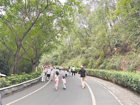 “五一”假期，不少親子家庭到群星公園登山，以文明行為守護(hù)僑鄉(xiāng)山水。