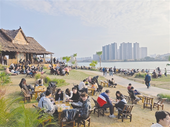 潮連街道推進環(huán)島公園活力廣場“水經(jīng)濟+露營+夜經(jīng)濟”試點，持續(xù)招引優(yōu)質(zhì)項目入駐，打造文旅新名片。圖為漫野部落。李偉杰