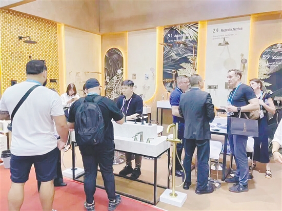 本屆廣交會期間，鶴山參展水暖五金衛(wèi)浴企業(yè)累計接待來自歐洲、中東、東南亞、非洲、美洲等50多個國家和地區(qū)的采購商超2000人次，收獲了可觀的意向訂單。