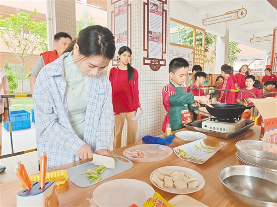 鶴山市翰林學(xué)校舉辦首屆親子廚神爭霸賽，學(xué)生與家長通力合作，烹飪出一道道美味菜品。