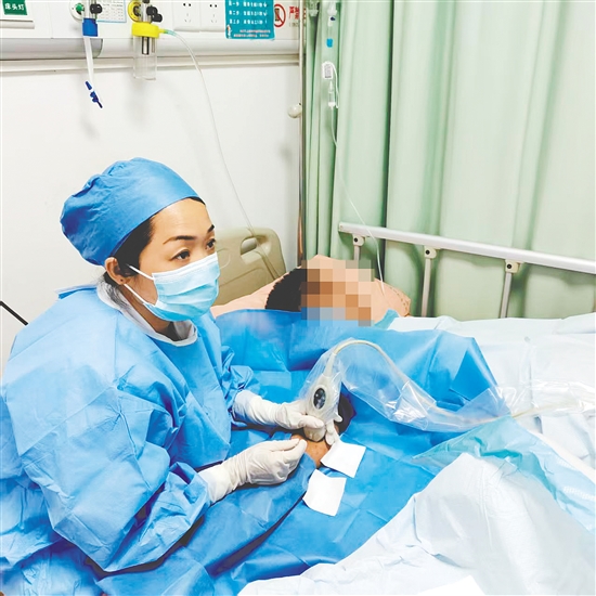 馮燕文在B超引導(dǎo)下聯(lián)合腔內(nèi)心電定位技術(shù)實施PICC置管術(shù)。