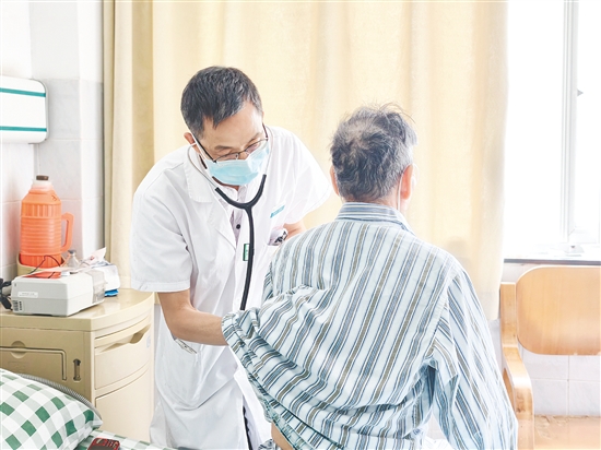 醫(yī)生為患者檢查身體。