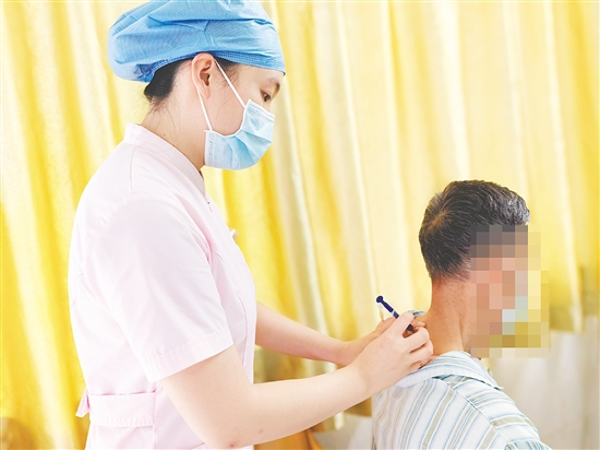 醫(yī)護(hù)人員為患者進(jìn)行自體血療法。
