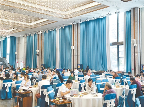 江門不少家庭在母親節(jié)當(dāng)天到酒樓喝早茶。