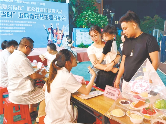 在公益健康義診活動中，專家為市民提供免費(fèi)答疑、專業(yè)健康指導(dǎo)服務(wù)。