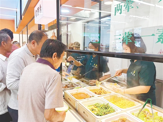 外海街道社區(qū)數(shù)字食堂菜品豐富。