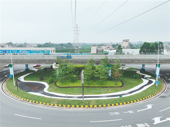 昔日缺少景觀小品的交通環(huán)島，現(xiàn)變成景色宜人的城市迎賓界面。