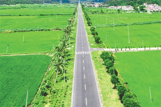 省道S275，又稱川中大道，是連接碼頭至景區(qū)的主要道路，沿途田野、村莊風(fēng)景優(yōu)美，被稱為“最美省道”。