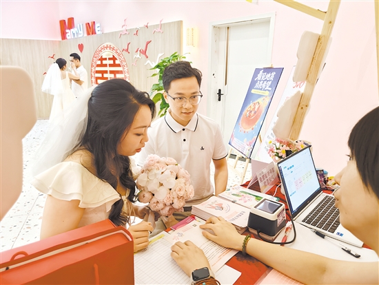 江門市婦幼保健院駐點(diǎn)人員為前來登記的新人提供婚前健康指導(dǎo)。
