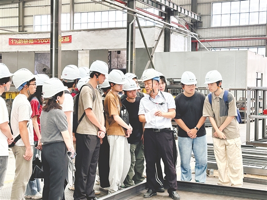 學(xué)生參觀廣東攜成智能裝備有限公司生產(chǎn)車間。