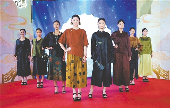 活動現(xiàn)場，香云紗服飾秀精彩上演。