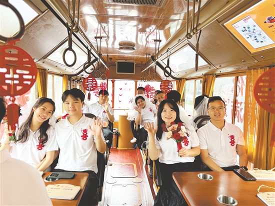 新人們搭乘“鐺鐺車”欣賞僑鄉(xiāng)風(fēng)貌，沿途向市民派發(fā)喜糖，分享新婚喜悅。