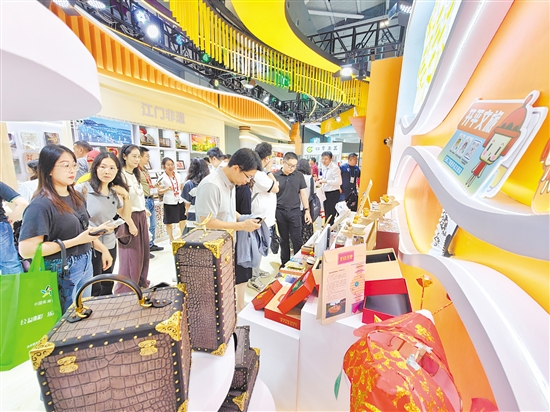 江門展區(qū)精心打造廣貨行天下、文創(chuàng)展示、江門非遺、智享生活四大核心板塊，吸引眾多游客參觀。郭永樂