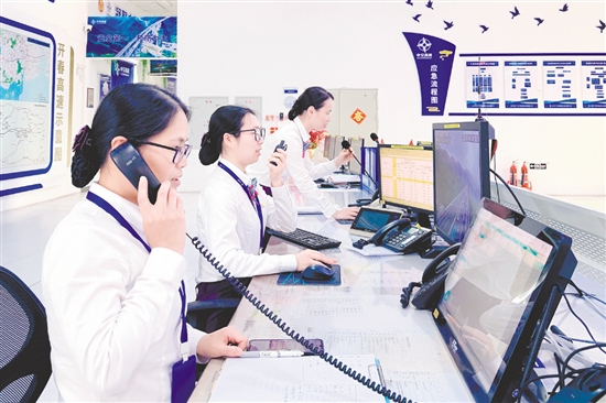 工作人員通過電話做好協(xié)調(diào)，守護司乘安全。